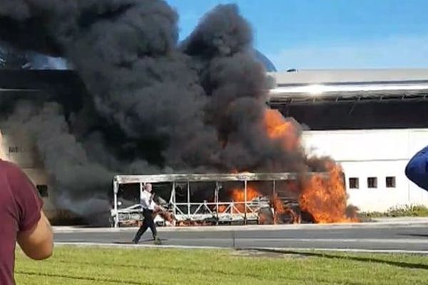 Le bus de la TAM en flammes devant la médiathèque