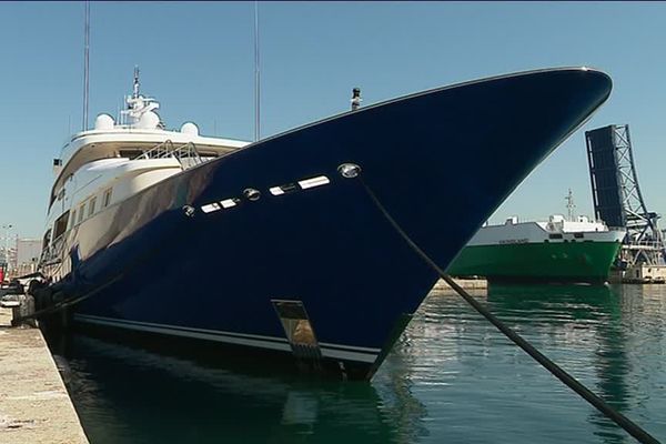 Un yacht dans le Grand Port Maritime de Marseille