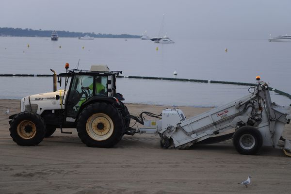 Les deux touristes ont été blessées par un tracteur en charge de l'entretien du sable. (Illustration)