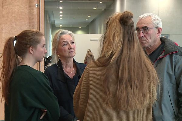 Des membres du Cercle des voisins lors d'une pause dans la salle des pas perdus du TGI de Toulouse.