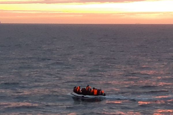 L'embarcation secourue ce dimanche matin au large du cap Gris-Nez.