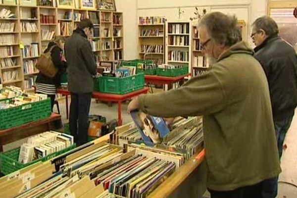 Le samedi avant Noël c'est jour de fête chez Emmaüs à Puy-Guillaume. Ce jour là, se déroule la traditionnelle vente de fin d'année très prisée par les familles modestes mais aussi par les chineurs.