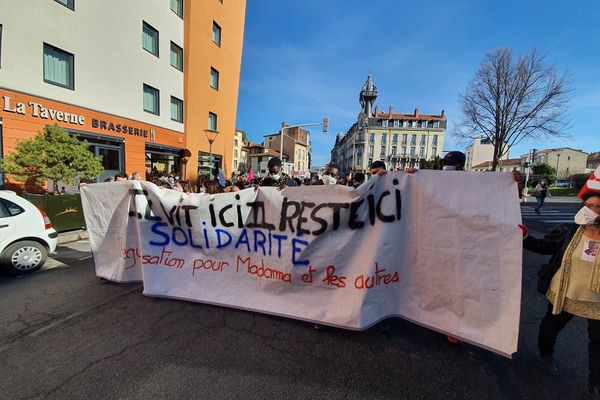 Au Puy-en-Velay, une manifestation s'est déroulée ce mercredi 17 février en soutien à Madama, jeune réfugié menacé d'expulsion. 