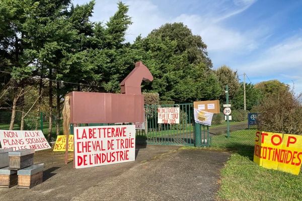 Un cheval de Troie de 3m de hauteur a été déployé devant la firme Bayer ce matin à Monbéqui (Tarne-et-Garonne).