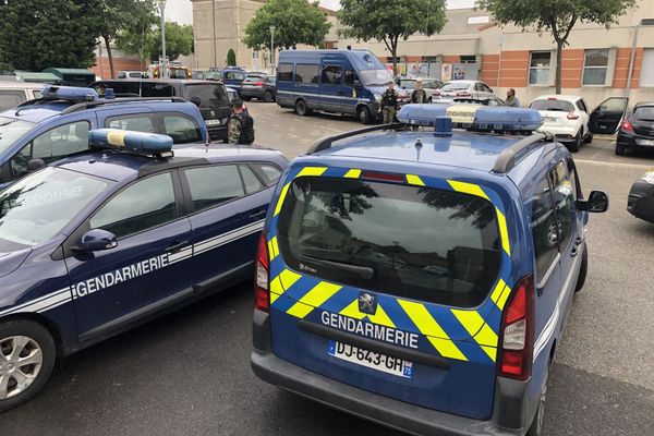 Un important dispositif de gendarmerie a été déployé autours de la mairie de Saint-Just-d'Ardèche 