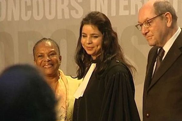 Yasmine Attia remporte le 25ème concours de plaidoiries des avocats du Mémorial de Caen, le dimanche 2 février 2014. Elle est entourée de Christiane taubira, Garde des Sceaux, et de Philippe Duron, maire de Caen et Président du Mémorial. 