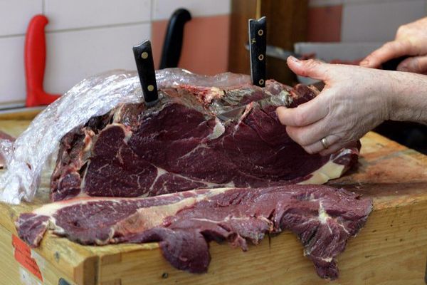 De la viande de cheval dans une boucherie chevaline traditionnelle, à Marseille (Bouches-du-Rhône), le 1er février 2013.  