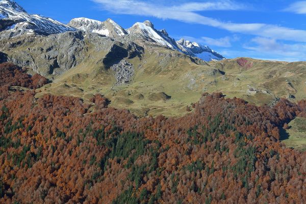 L'effet de foehn, un phénomène météorologique lié au relief, se produit lorsque le vent franchit une barrière montagneuse, entraînant un réchauffement significatif de l'air.