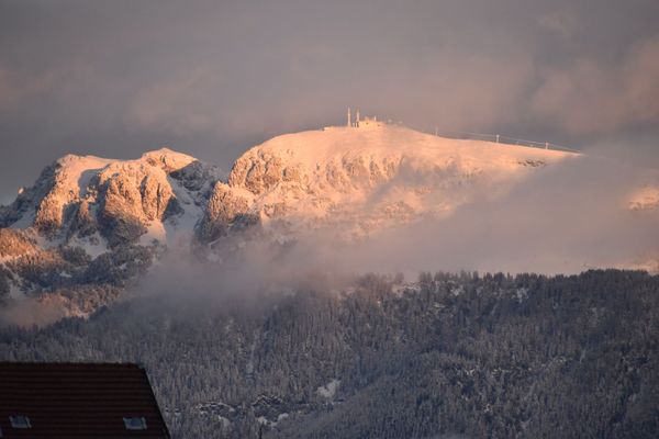 Chamrousse enneigée le jeudi 29 octobre 2020. A l'heure du reconfinement, ce n'est que des yeux depuis les balcons de la ville de Grenoble qu'on peut approcher son sommet