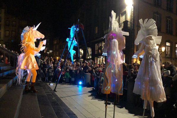 Vendredi 29 novembre, la Grande parade de Noël célèbre le début des festivités de fin d’année à Clermont-Ferrand.