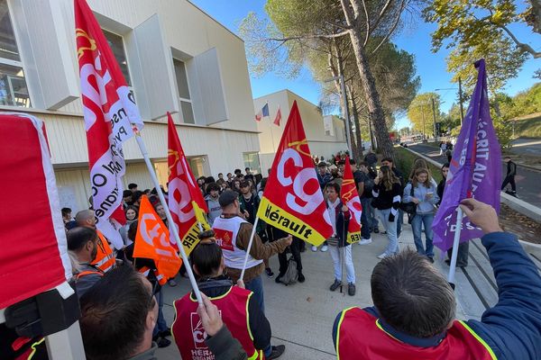 Les grévistes demandent d'avantage de moyens matériels et humains.