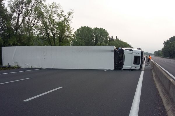 Un camion s'est couché sur l'autoroute A 9 provoquant sa fermeture à Nîme Est.