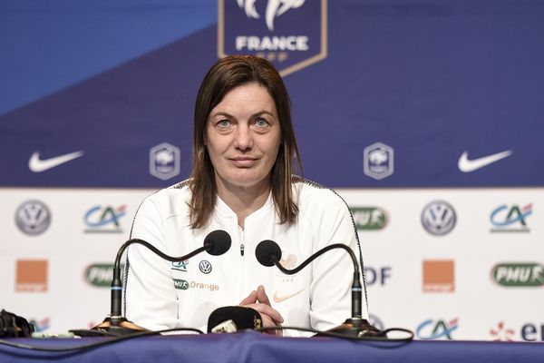 Corinne Diacre l'entraîneur des Bleues lors de la conférence de presse donnée à Perros-Guirec