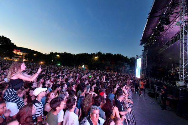 Avec le port du masque obligatoire et le respect d'une distance de sécurité entre les sièges, on sera bien loin de cette image du festival Europavox de Clermont-Ferrand prise en 2018.