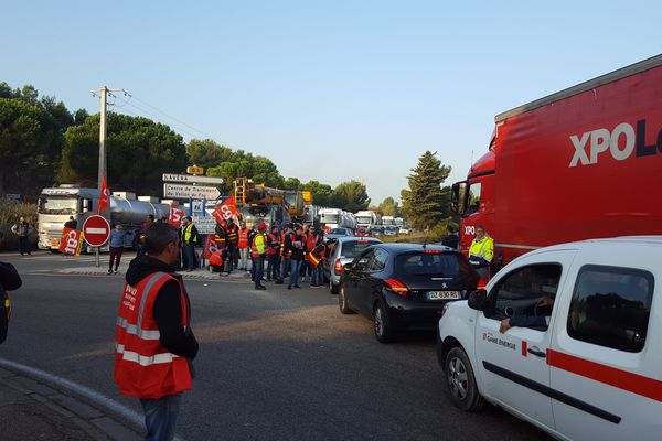 Mise en place d'un barrage filtrant en direction de Lavera et blocage des camions 