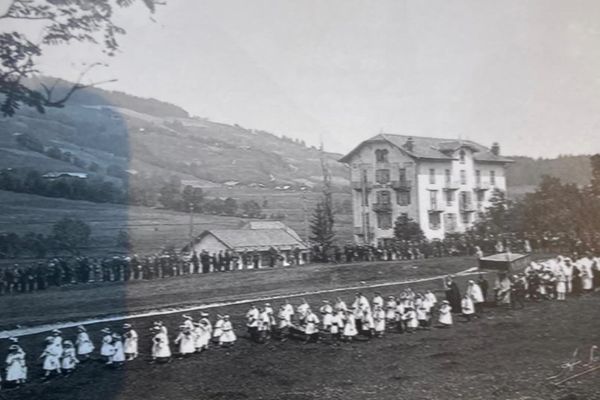 Entrez et tapons la causette (archive 21)... - Page 17 61ac99492149b_grand-hotel-du-soleril-d-or