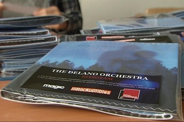 La pochette du dernier album des Delano Orchestra fait main dans les locaux de Kutu Folk Records à Clermont-Ferrand. Il s'intitule Eitsoyam et sort lundi 21 janvier.