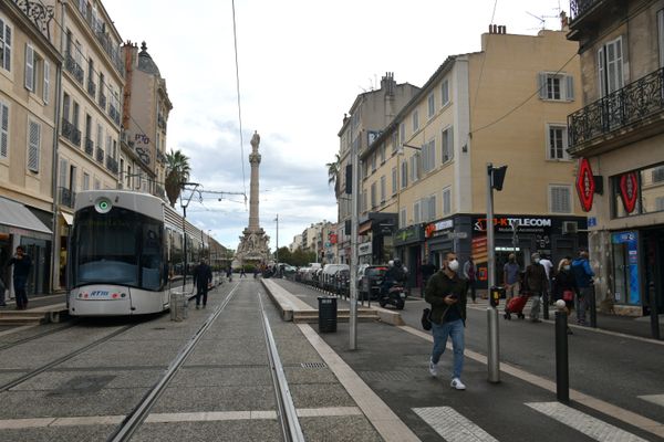 Rue de Rome, une artère très fréquentée, en plein centre vile de Marseille. Traversée par le tramway, elle relie, dans une grande ligne droite, la Canebière à la place Castellane.