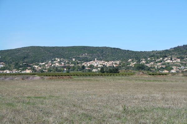 Le village de Péret, adossé à la garrigue, surplombe la vallée de l'Hérault non loin de Canet.