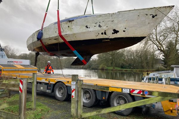 Ce bateau abandonné dans le canal de l’Oust gênait depuis des années. C'est le 101e que la région fait enlever.