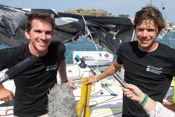 Xavier Macaire et Pascal Simon interviewés après leur arrivée à la 4e place de l"AG2R à Saint-Barthélemy.