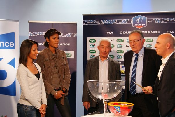 Fabrice Cagnin entouré de Jean Djorkaeff, Président de la commission fédérale de la Coupe de France, Bernard Barbet, président de la ligue de football amateur, Wendie Renard, défenseur de l’Olympique Lyonnais féminin, et Aude Moreau, milieu de l’ASSE féminin, pour procéder au tirage au sort du 6e tour de la Coupe de France de football