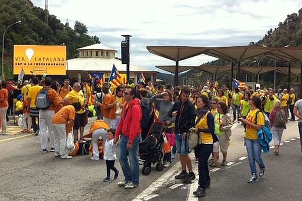 Perthus (Pyrénées-Orientales) - la chaîne humaine pour l'indépendance de la Catalogne à la frontière - 11 septembre 2013.