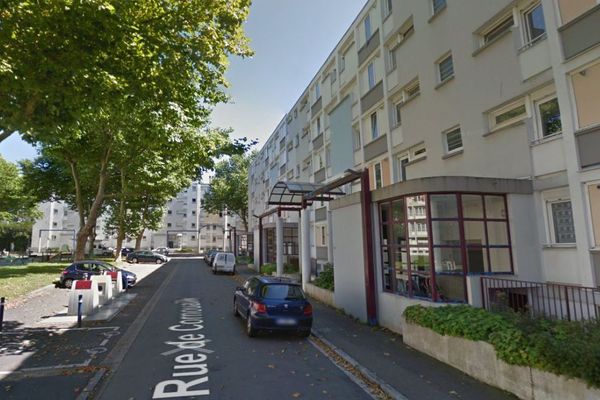 L''appartement se situait au rez-de-chaussée d'un immeuble de quatre étages.