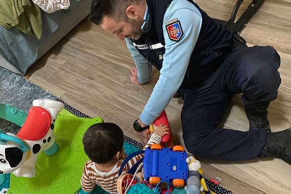 Les gendarmes se sont transformés en baby-sitters.