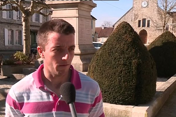 Raphaël Goiset au micro d'une équipe de France 3 Franche-Comté en 2017.