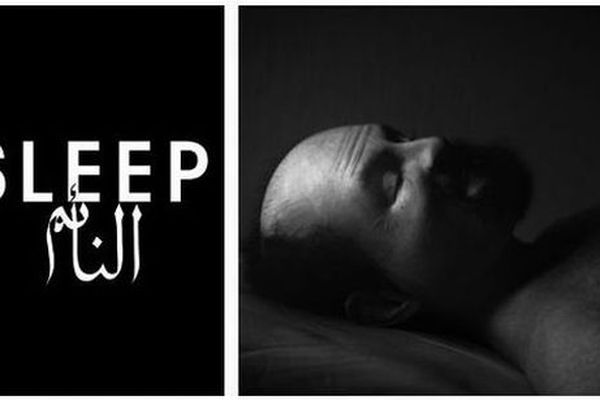 Une image arrêtée de l'oeuvre vidéo "Sleep"