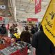 Environ 75 militants et sympathisants de la Confédération paysanne sont venus bloquer le supermarché Auchan de Saint-Cyr-sur-Loir afin de dénoncer les inégalités du système agro-alimentaire.