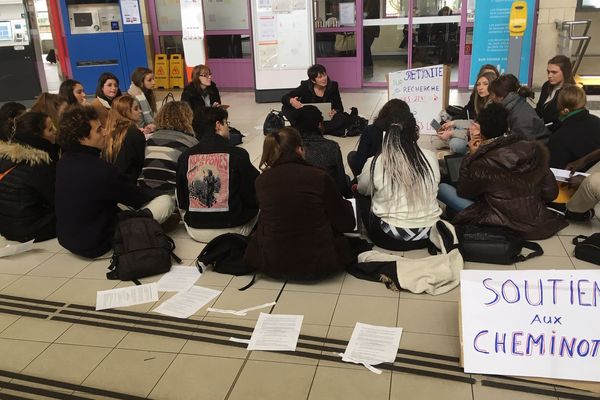 Une vingtaine d'étudiants ont assisté à un cours dans le hall de la gare de poitiers.