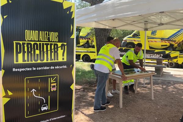 Campagne de Vinci sur les aires de repos d'autoroute pour inciter les usagers à respecter le corridor de sécurité.