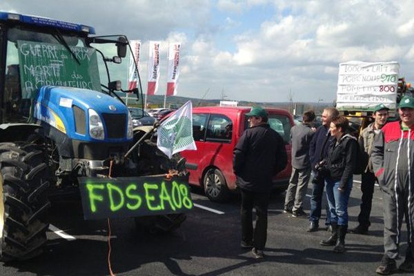 La dizaine d'agriculteurs manifeste contre l'ouverture d'un supermarché.