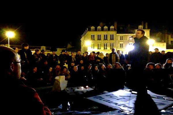 Débat lors de la "Nuit debout" place de la République à Limoges le 9 avril 2016