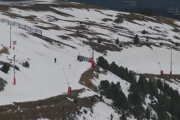 La station de Chamrousse, située à côté de Grenoble, manque de neige pour ce début de saison.