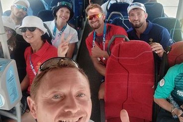 Stéphane dans son bus, avec des athlètes olympiques.