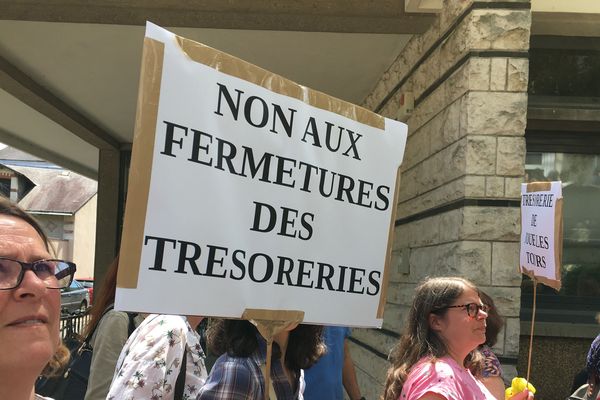 250 agents sont venus ce lundi crier leur colère devant les locaux de la Direction locale, à Tours.