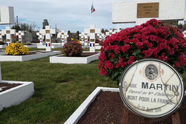 Le cimetière d'Issoire comporte un carré militaire d'une cinquantaine de tombes blanches, où reposent des tombes de Poilus.