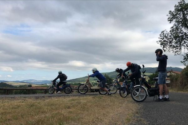 Samedi 11 juillet, neuf copains ont réalisé un road-trip à mobylette entre la Haute-Loire et l'Ardèche.