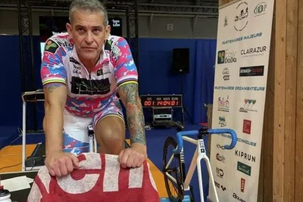 Le triathlète a parcouru plus de 21 000 kilomètres sur un vélo statique