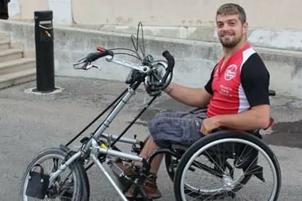 Cet été, Amaury Martin avait fait le tour du Vaucluse avec son fauteuil aménagé. 