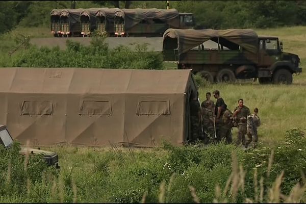 Photo d'archives. Le ministère des Armées a annoncé qu'il allait déployer à proximité de l'hôpital de Muhlouse des éléments militaires de réanimation (EMR). Des équipement qui vont être préparés par le régiment militaire de la Valbonne (Ain). Ici, capture d'image en date du 31/05/2017 : une formation très particulière a lieu cette semaine au camp militaire de la Valbonne. Des internes en médecine, issus des armées apprennent à
intervenir sur des scènes de guerre dans un camp de base médical comme il en existe en Syrie ou au Mali. 
