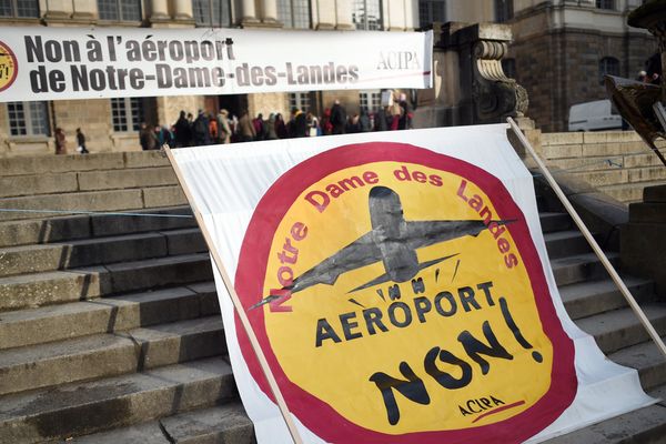 Banderoles contre l'aéroport Notre-Dame-des-Landes déployées lors d'une manifestation à Rennes en 2015