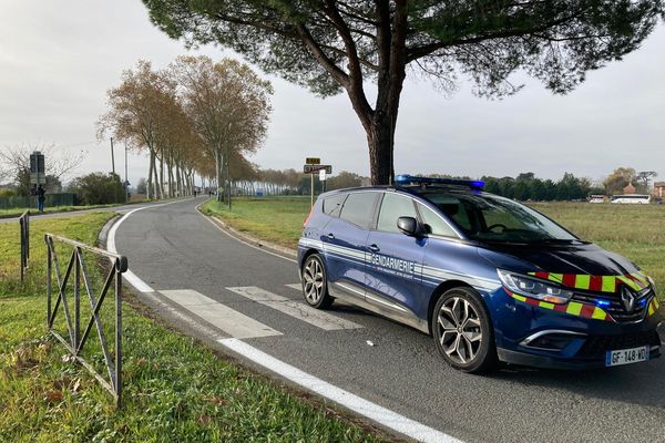 La RD 988 à la sortie de gaillac reste coupée au moins jusqu'à la mi-journée suite à un accident qui a coûté la vie à 5 personnes vers 4h30 ce dimanche 17 novembre.