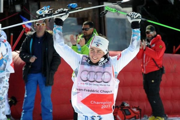 Jean-Frédéric Chapuis a remporté un globe de cristal lors de la coupe du monde de skicross 2015 à Megève, le 14 mars 2015.