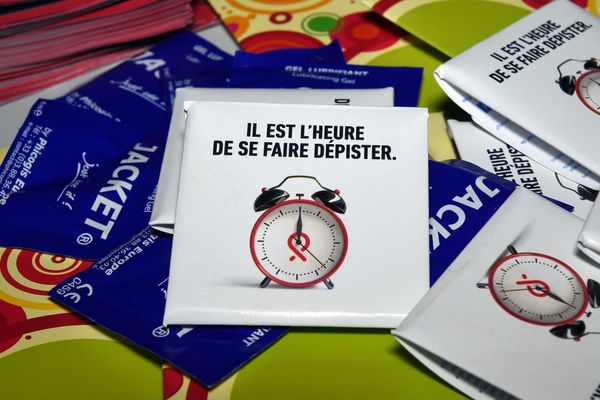 Le sidaction a commencé vendredi 26 mars. L'occasion d'inciter les personnes à se faire dépister alors que la lutte contre le sida a été mise au second plan pendant la crise sanitaire selon les associations.