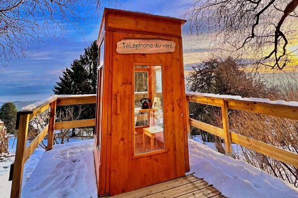 "Le téléphone du vent" suisse offre une vue panoramique sur le sud du lac de Neuchâtel et sur les Alpes, du Moléson au Mont-Blanc.