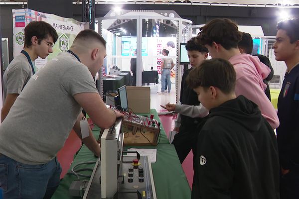 Des jeunes autour d'un poste de travail à Bourg-en-Bresse avec un formateur, sur le salon Métallurgie et industries technologiques, à AinterExpo, le 18 janvier dernier